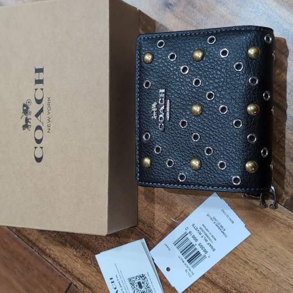 Coach Leather Riveted Wallet With Zip Closure Coin Pocket New in Gift Box ❤️ - Picture 4 of 10